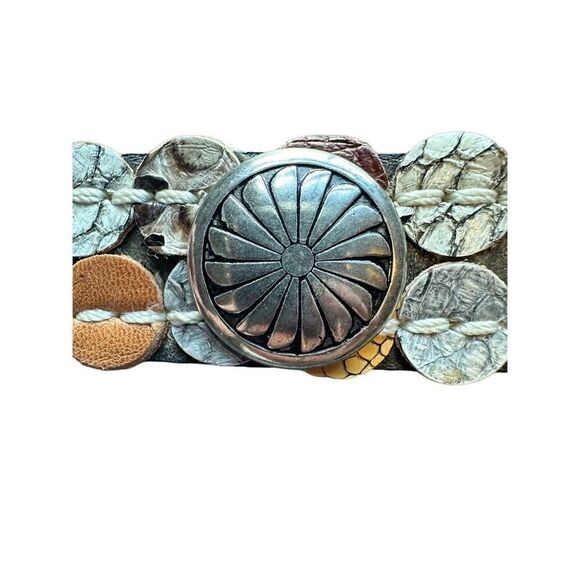 Leather cuff with silver concho snap closure - Picture 4 of 8